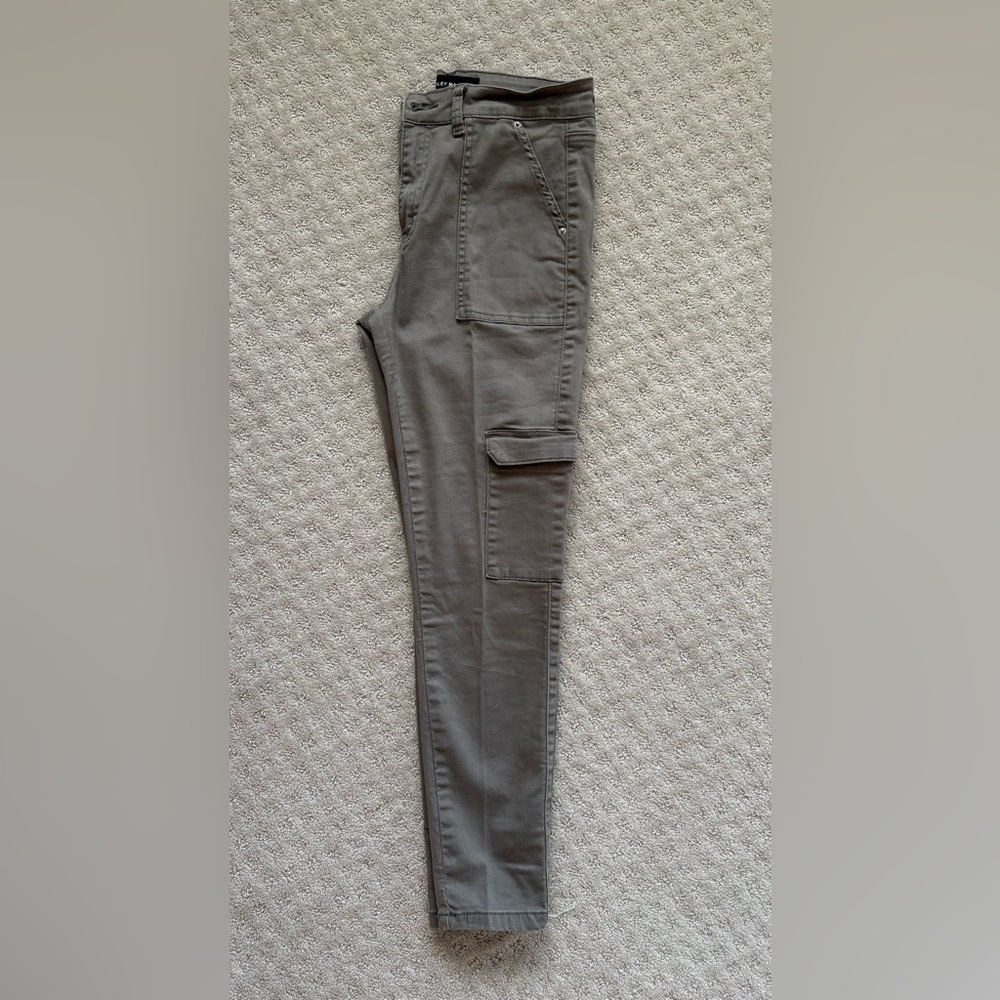 👗2 for $15 or 3 for $20👗 Women's Olive Green Cargo Pants.